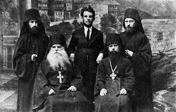монах Софроний (справа)